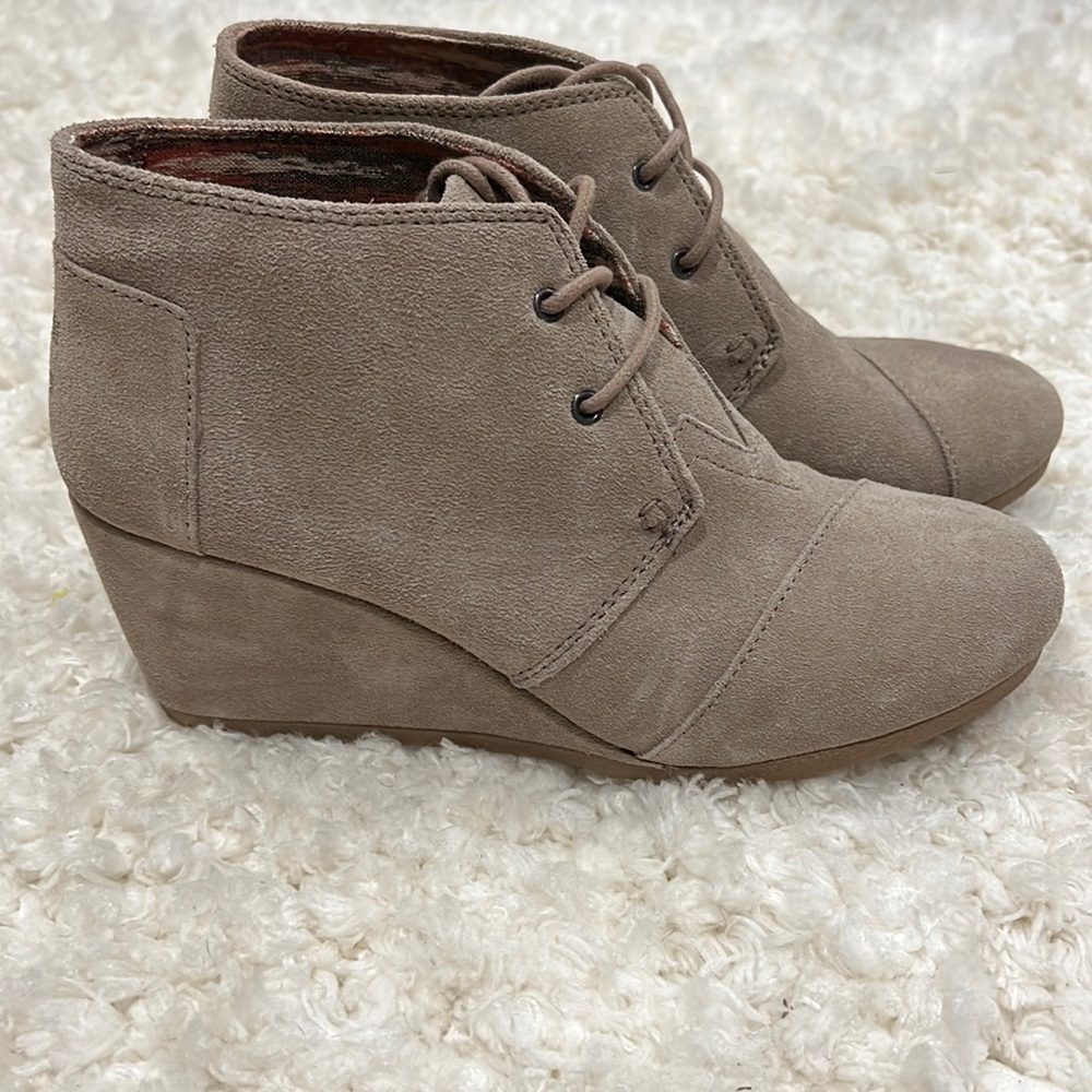 NWOT Toms Taupe Suede Lace Up Wedge, Excellent Condition, Never Worn. Size 9